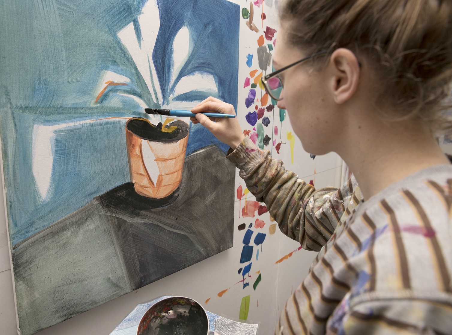 Britt Dorenbosch werkt aan een schilderij in haar atelier