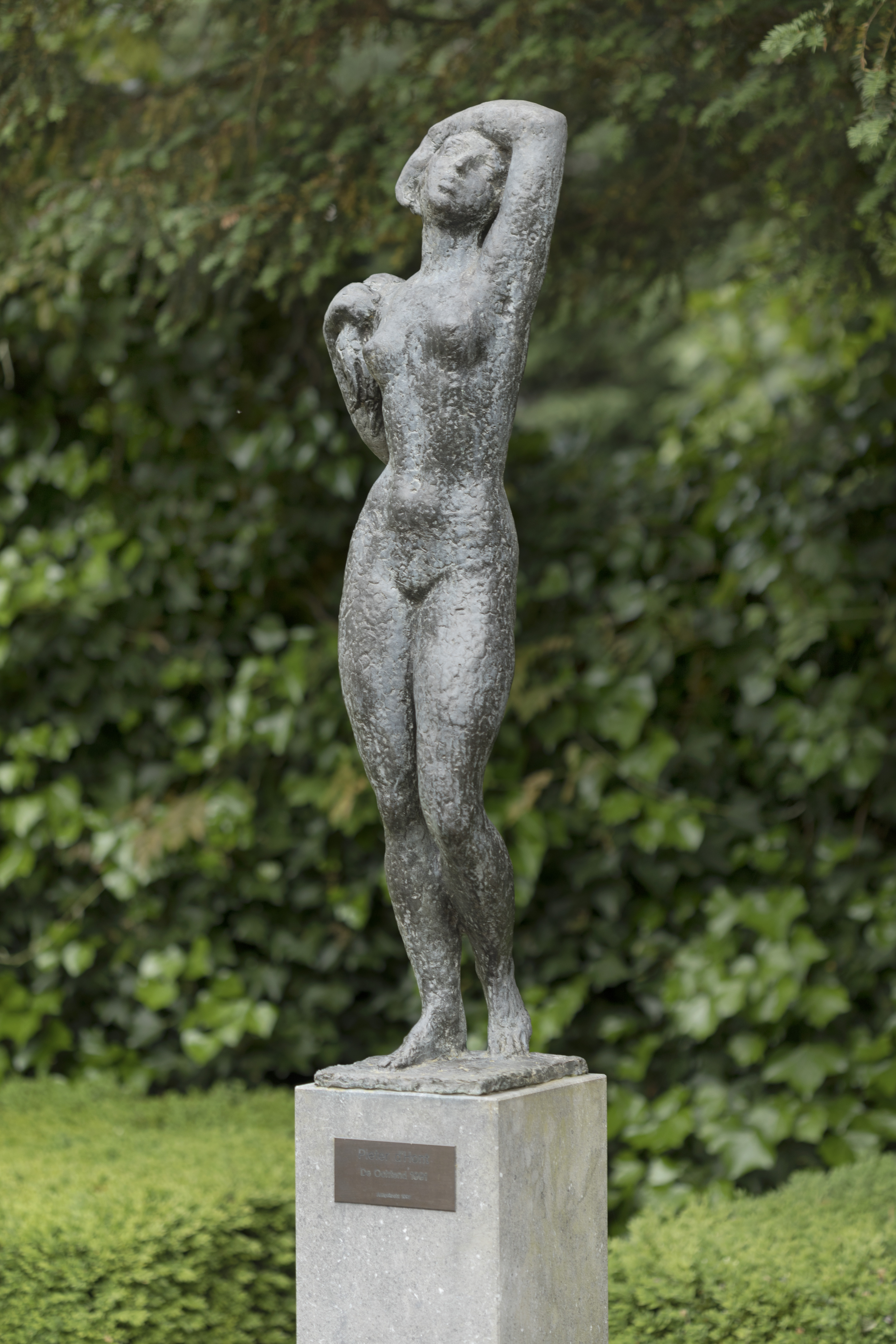 Beeld de ochtend van Joop Hekman in de tuin van het K.F. Hein Fonds