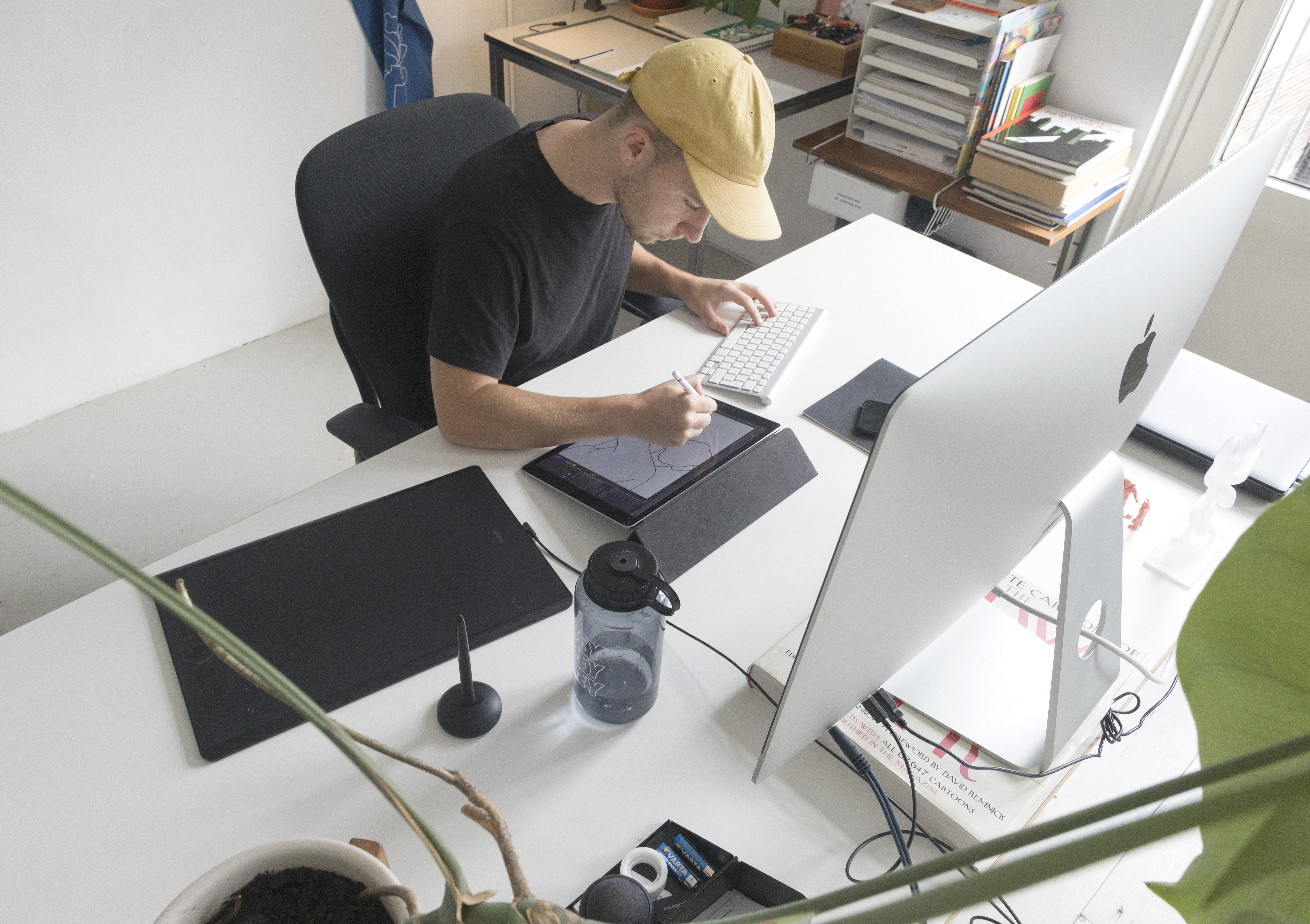 Lennard Kok aan het werk aan zijn bureau, tekent op een tablet
