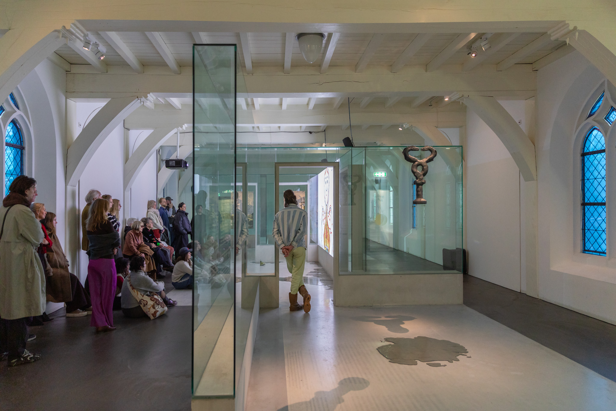 publiek bekijkt de documentaire in de tentoonstellingszaal