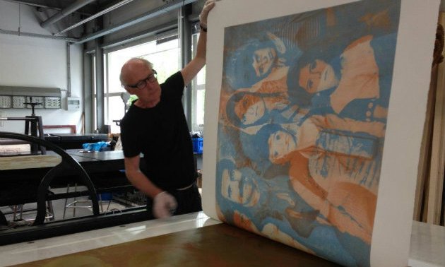 Hans Laban maakt zeefdruk in zijn atelier