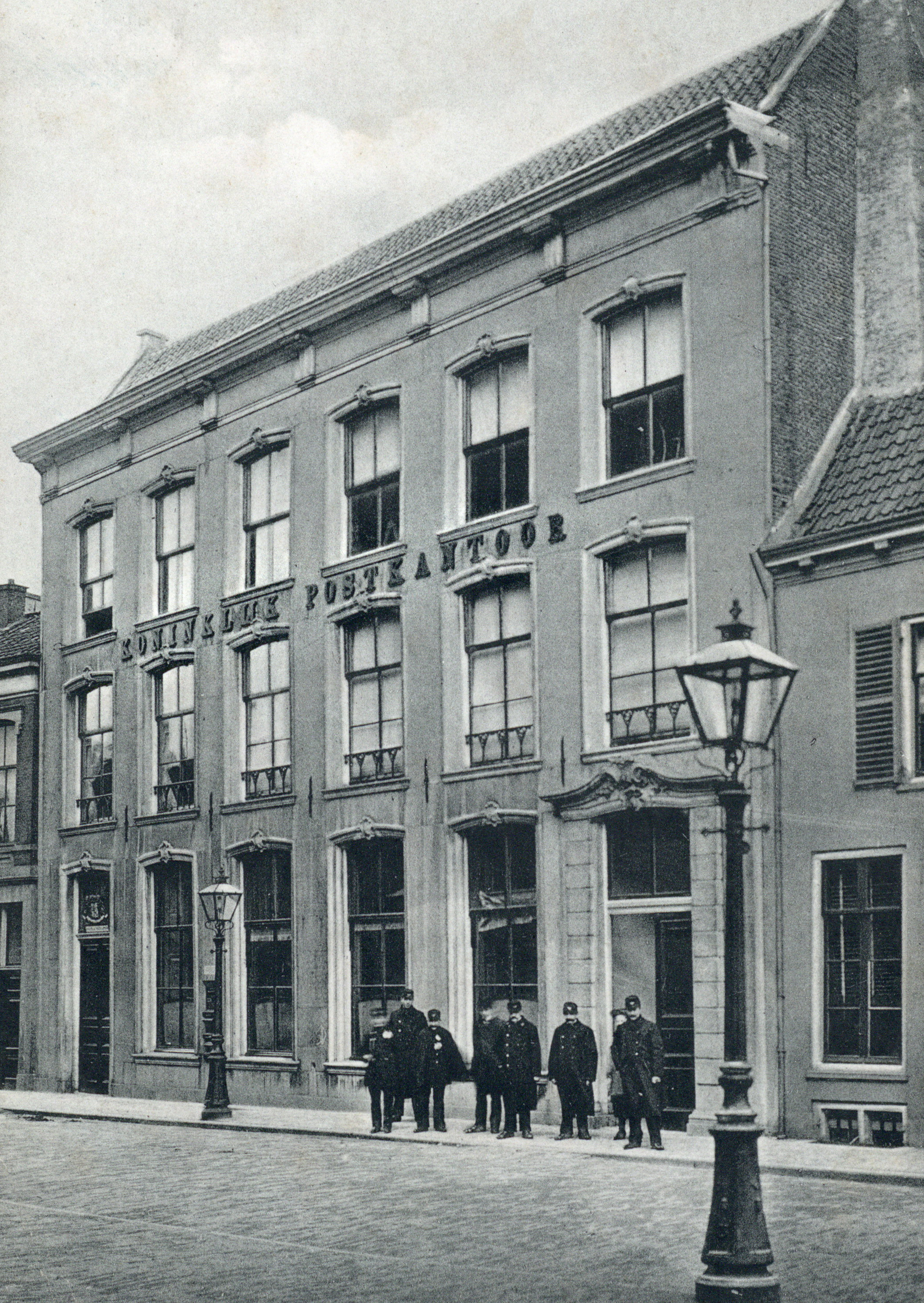 Achter de Dom 14 als postkantoor circa 1905