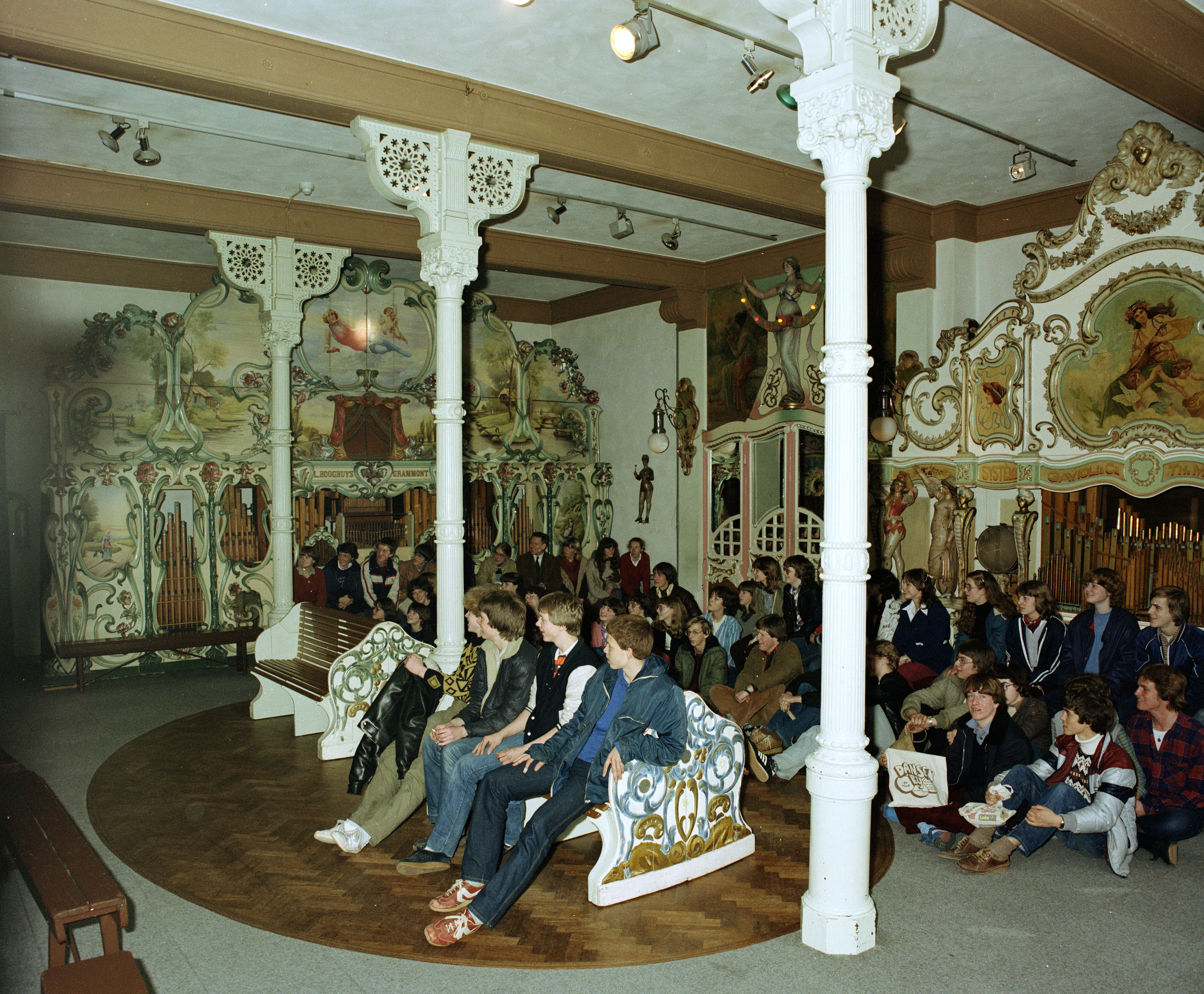bezoekers van Museum van Speelklok tot Pierement in Achter de Dom 14 circa 1981