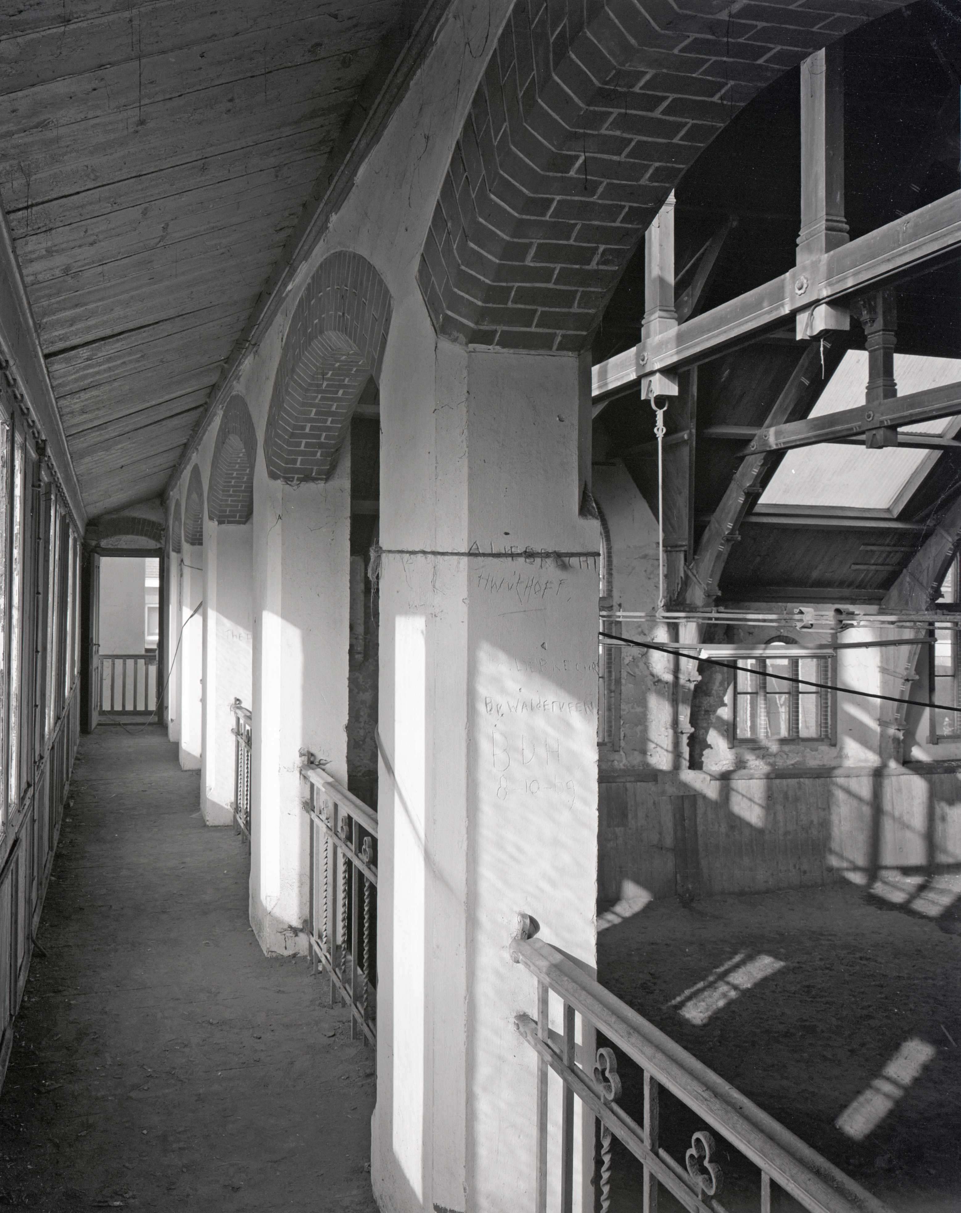 balustrade met bogen in de paardenkathedraal in 1976