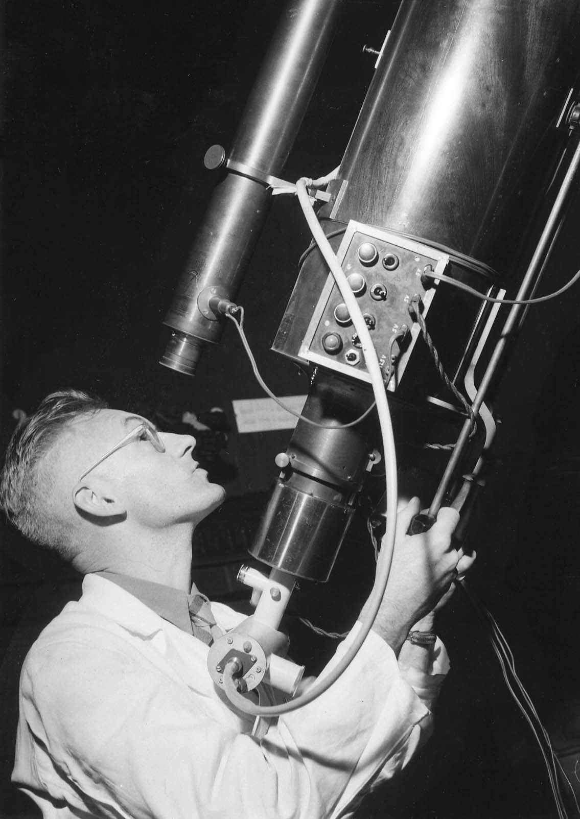 Astronoom Cees de Jager met Merzkijker, 1953