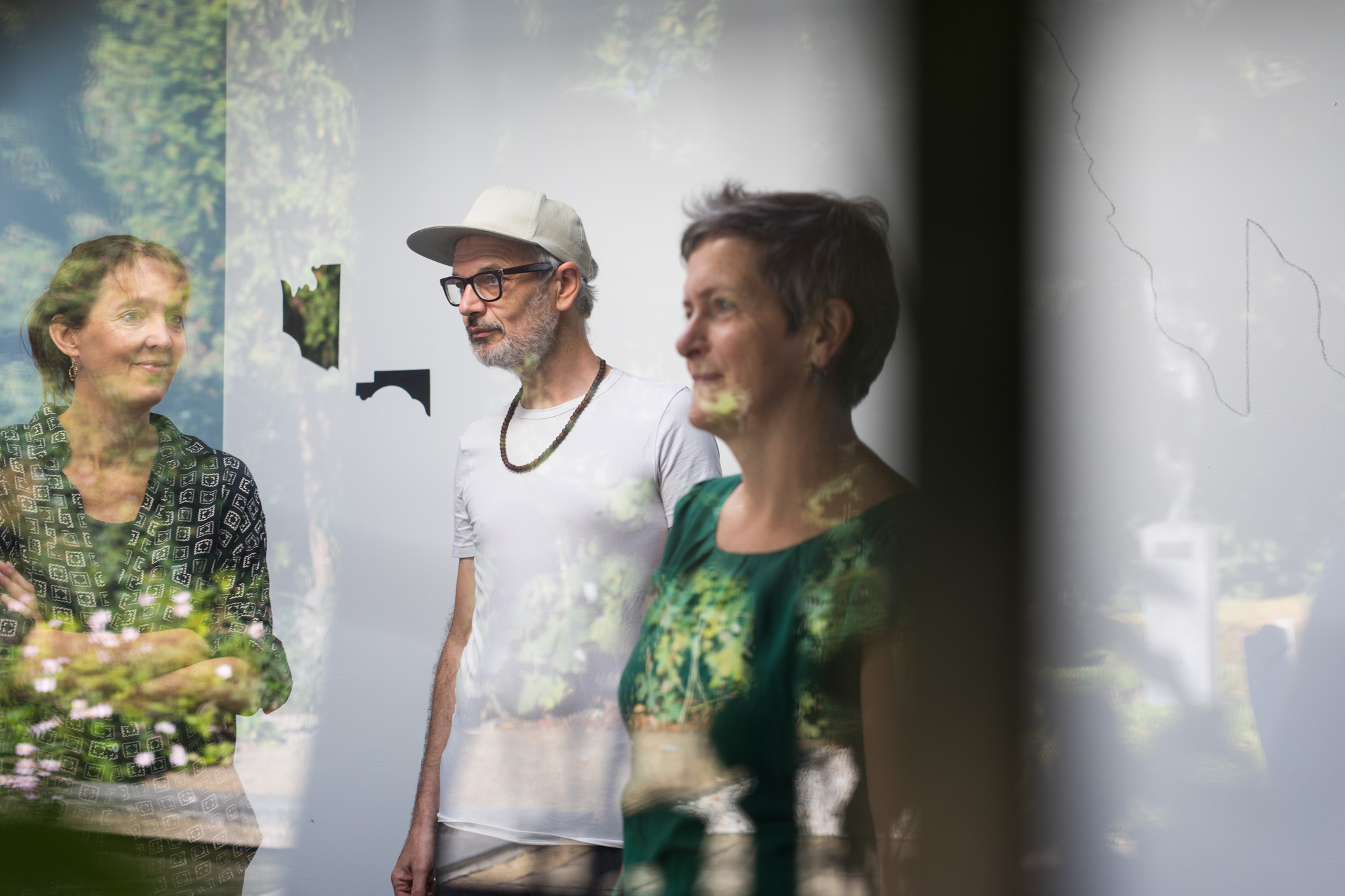 Anna van Suchtelen, Uli Kürner en Carien Vugts gezien door het raam van het tuinatelier