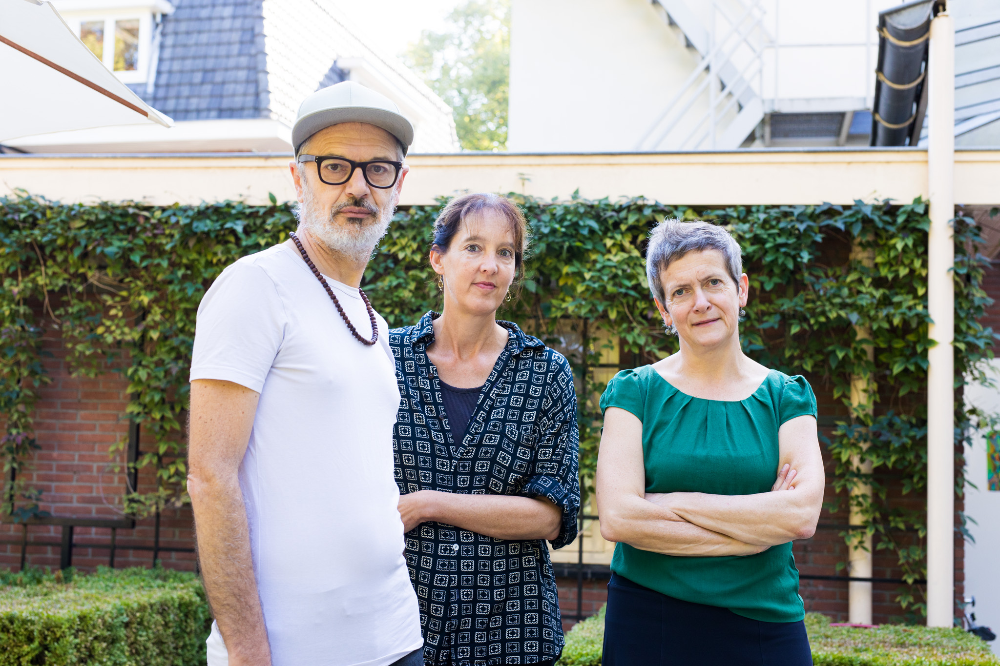 Uli Kürner, Anna van Suchtelen en Carien Vugts in de tuin