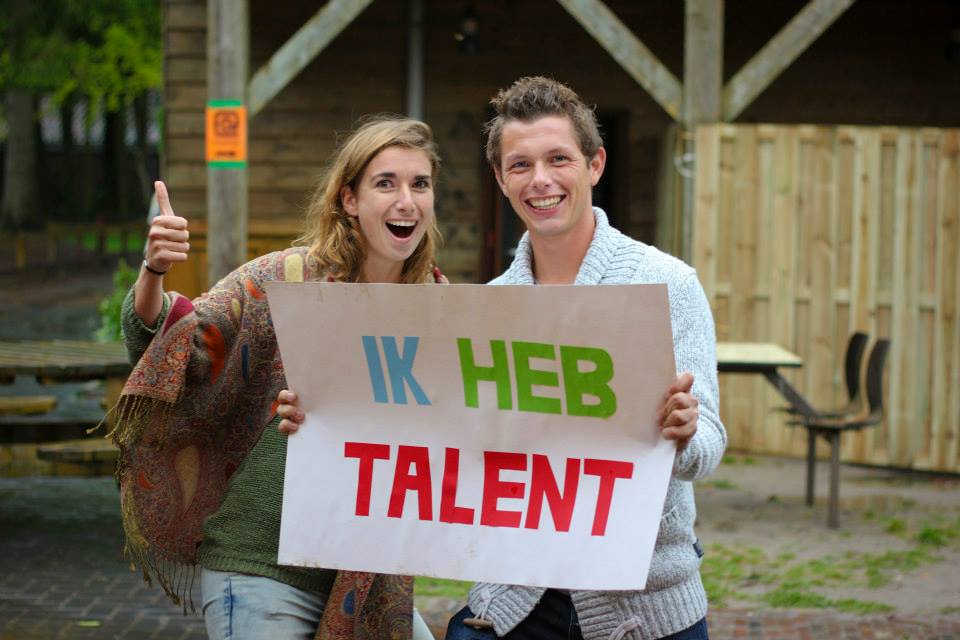 campagnebeeld met twee jongeren die een bord tonen Ik heb talent