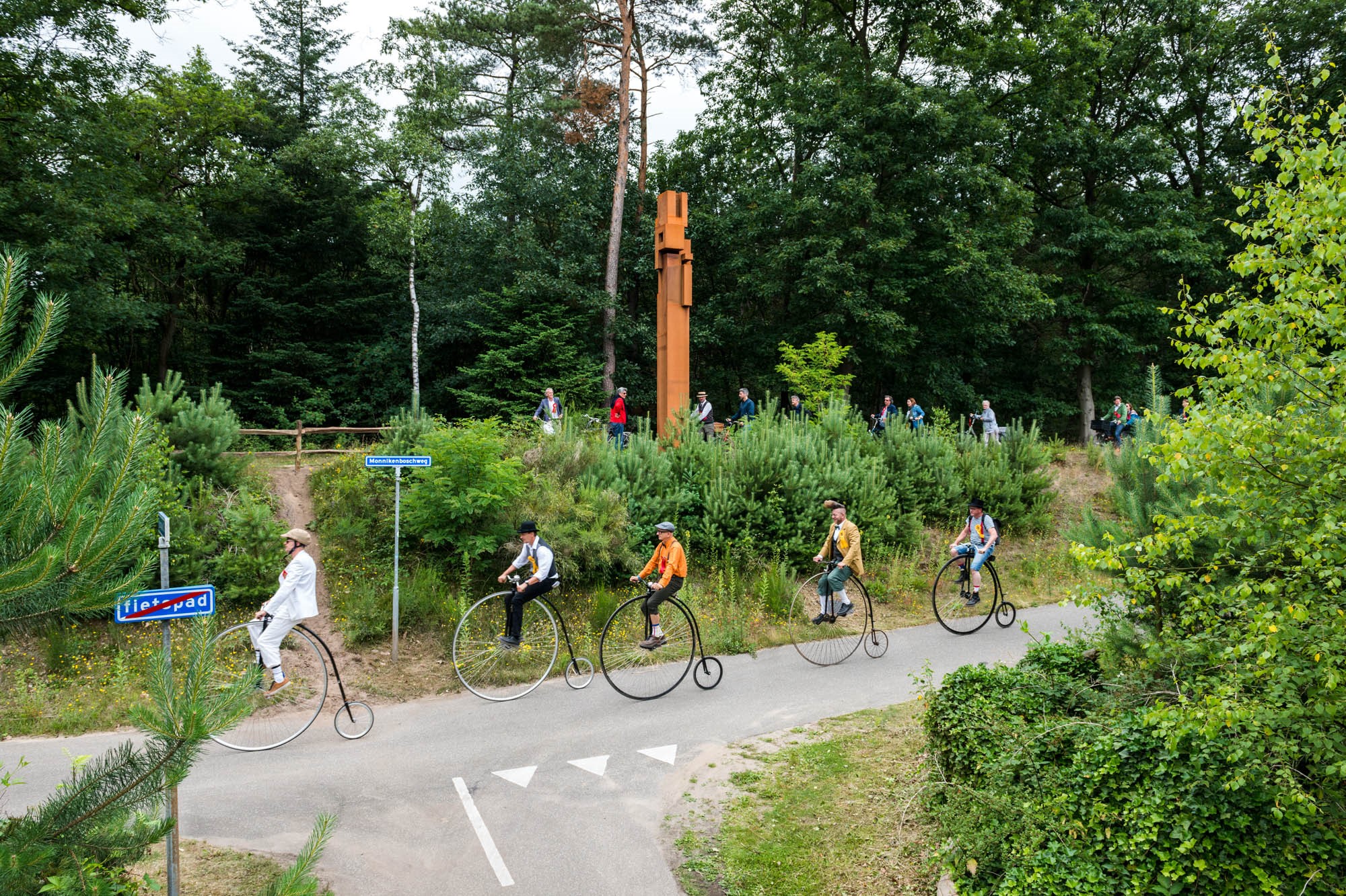 fietsers en velocipedes rijden langs beeld Utopie