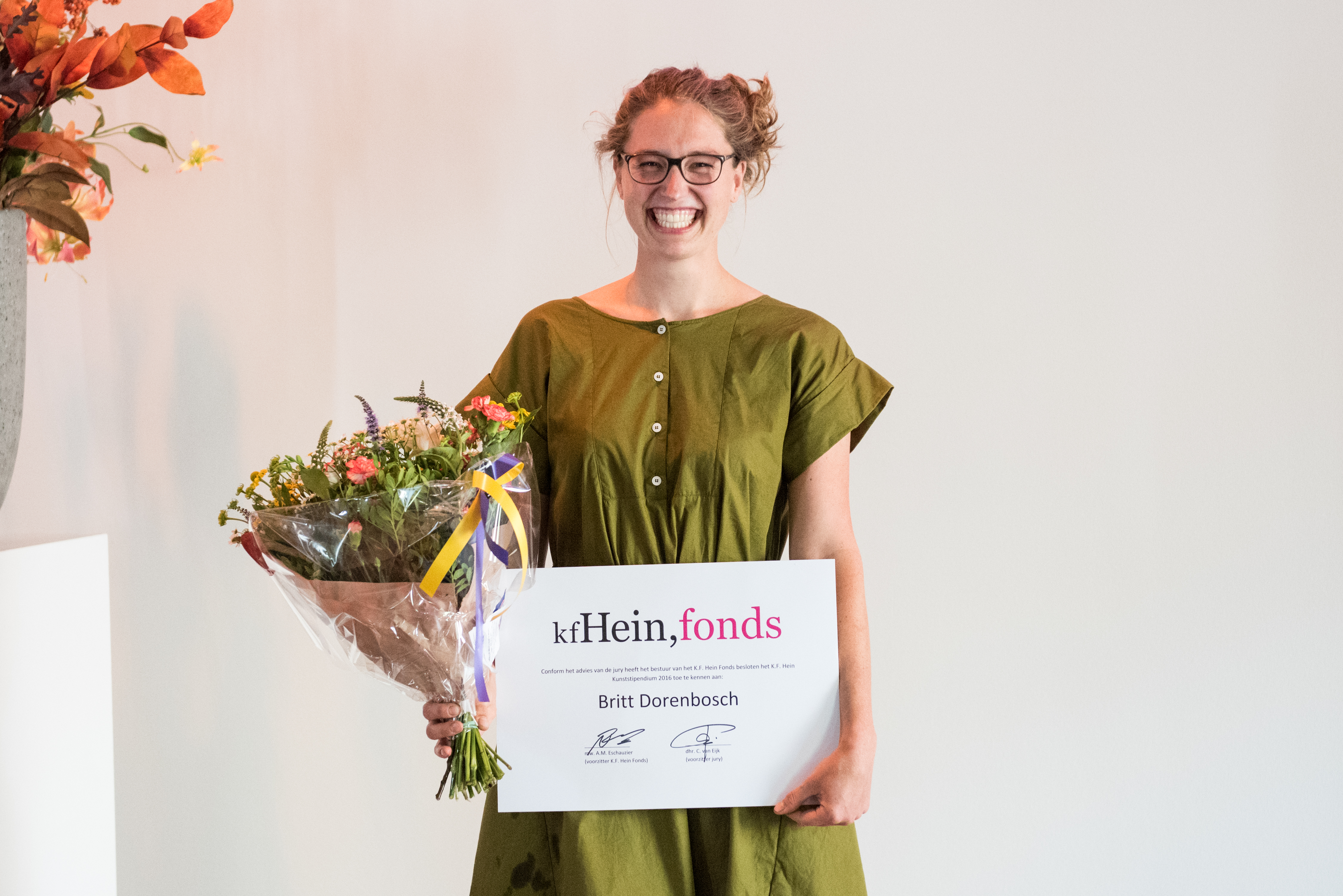 winnaar Britt Dorenbosch poseert met oorkonde en bloemen