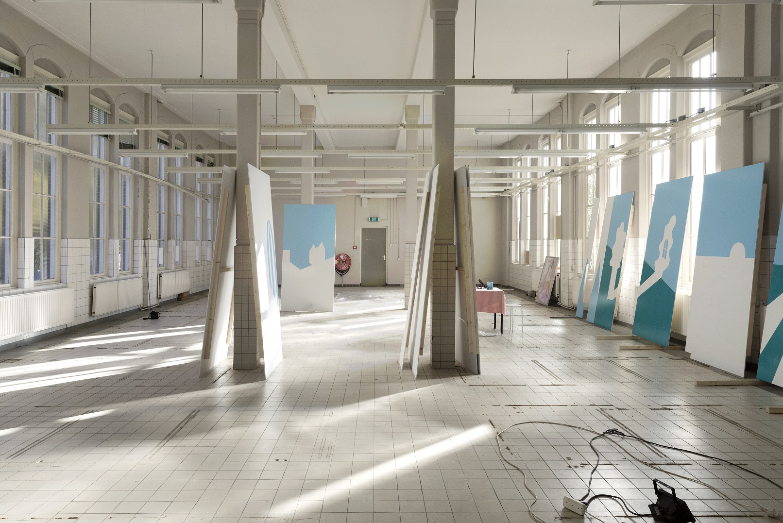 Aafke's werkruimte, met daarin onderdelen van het kunstwerk tijdens het schilderen