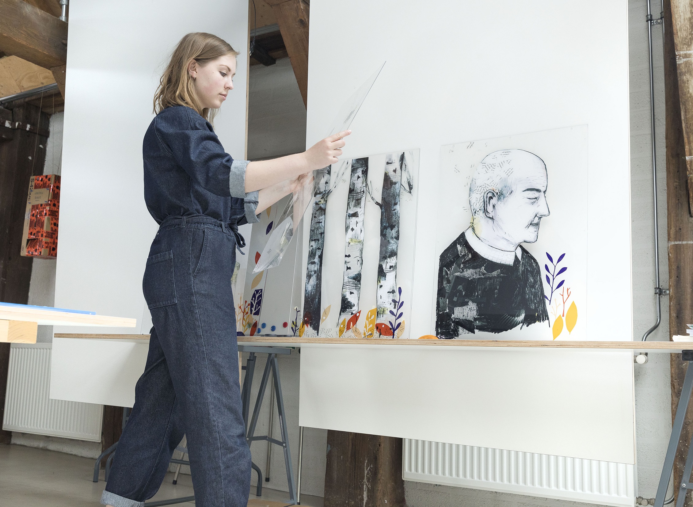 Femme in haar atelier met het kunstwerk