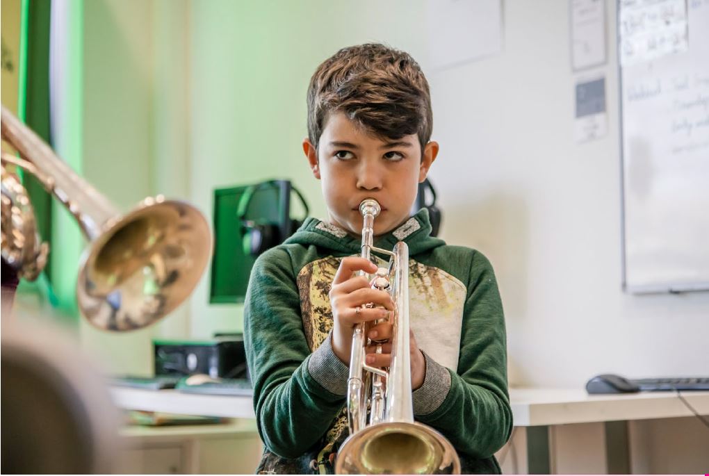 jongen speelt trompet